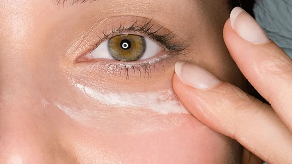 Anti-aging eye cream application for reducing dark circles and puffiness